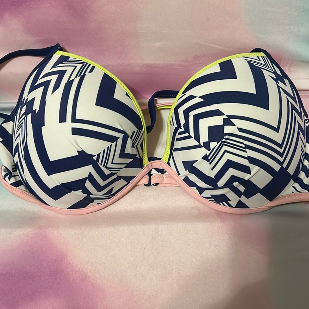 very lightly worn size 36DD victoria’s secret bikini top